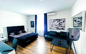 Octagon Main Square Apartment